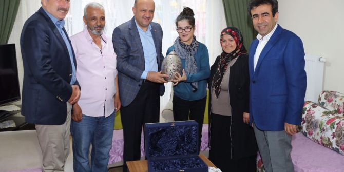 Bakan Işık, Cumhurbaşkanı Erdoğan’ın Karakalem Portresini Çizen Gülşah’a Misafir Oldu