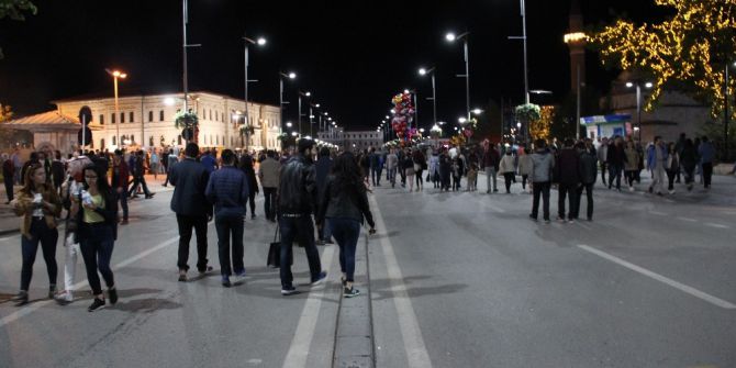 İnsan Seli Caddeyi Trafiğe Kapattı