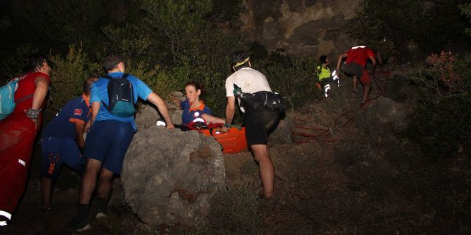 Kayalıklara Düşen Tatilciyi Umke 8 Saatte Kurtardı