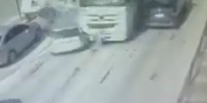 Tır 8 Otomobili Böyle Biçti