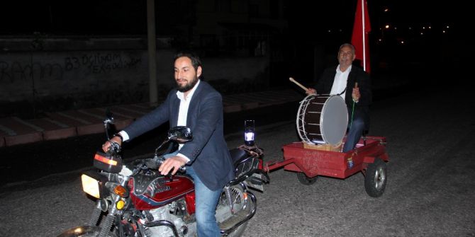 Ramazan Davulcusu Bulamayan Muhtar Çareyi Kendisi Çalmakta Buldu