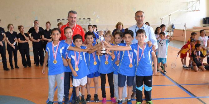 Emine Türkan İkiz İlkokulu Badmintonda Şampiyon Oldu