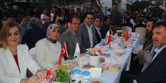 Vali Taşyapan Binlerle İftar Açtı