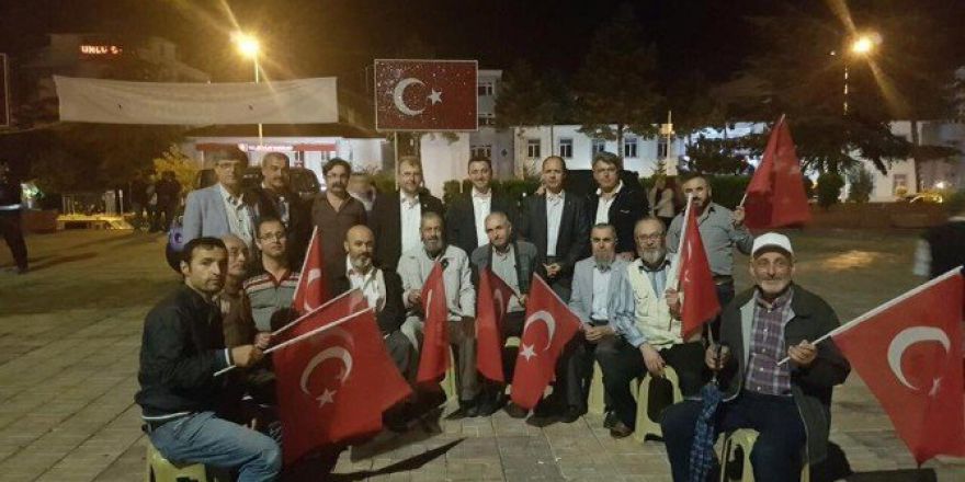 Bozüyük’te Demokrasi Nöbeti Yoğun Yağışa Rağmen Devam Etti