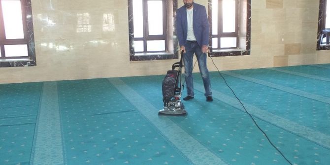 Malazgirt’te Cami Temizliği İçin Elektrik Süpürgesi