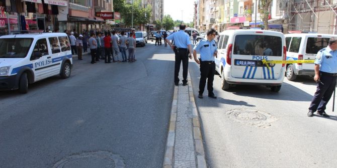 Maddi Hasarlı Kaza Sonrası Silahına Sarıldı