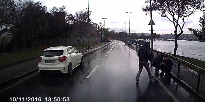 Balat’ta Yayaya Çarpan Sürücü Çarptığı Şahsa Sarıldı