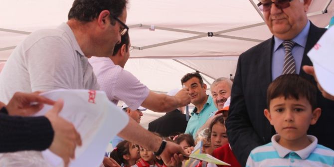 Dünya Çevre Günü’nde Vatandaşlara Gül Dağıtıldı