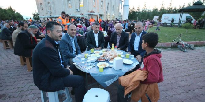 Beyşehir Belediyesinden Mahalle Sakinlerine İftar Yemeği