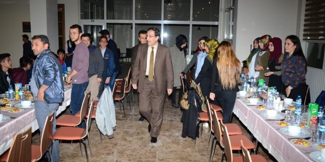 Başkan Bulutlar, Ak Parti Yönetimine Ve Muhtarlara İftar Verdi