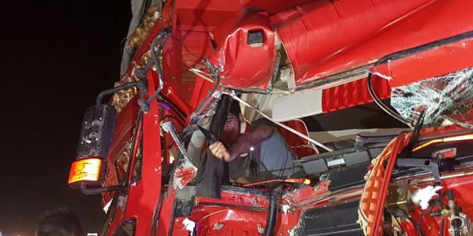 Kamyonda Sıkışan Genç 2 Saatte Kurtarıldı