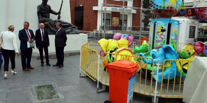 Çelenk Sunma Törenine Oyuncak Engeli