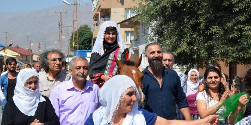 Tunceli’de ’Atlı Gelin’ Geleneği Yaşatıldı