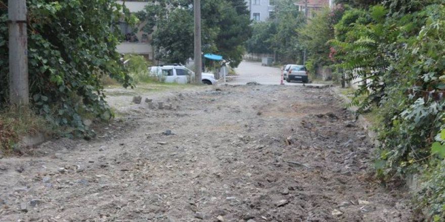 Akçakoca’da Yol Çalışmaları Sürüyor