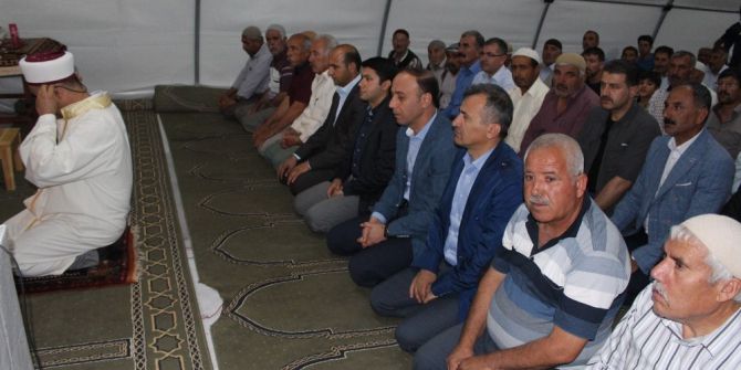 Adıyaman Valisi Erin Samsatlı Depremzedelerle Çadırda Teravih Kıldı