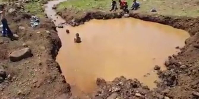 Çocuklar Çamurlu Su Birikintisinde Serinlemeye Çalıştı