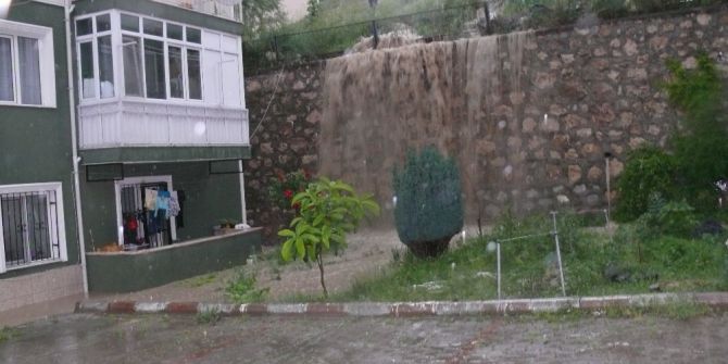 Asfalt Hız Kesici Evin Su Basmasına Sebep Oldu