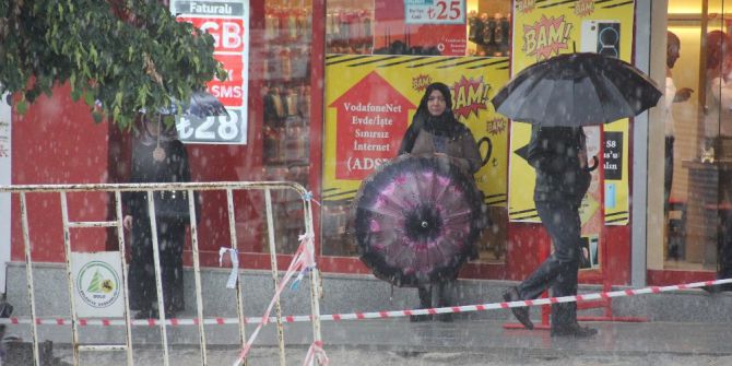 Şiddetli Yağmur Kent Merkezinde Etkili Oldu
