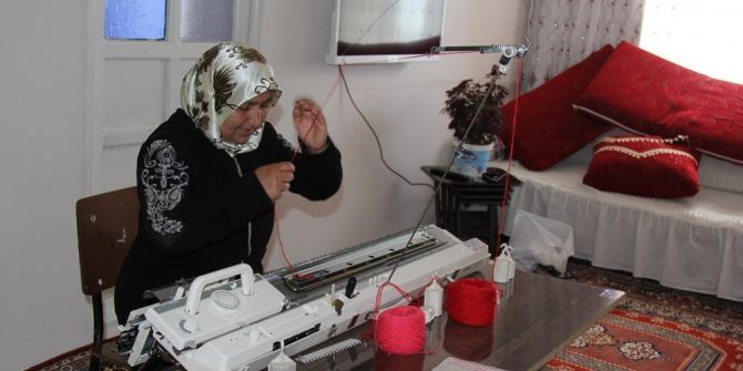 Kendi Ürettiklerini Satarak Çocuklarına Bakıyor