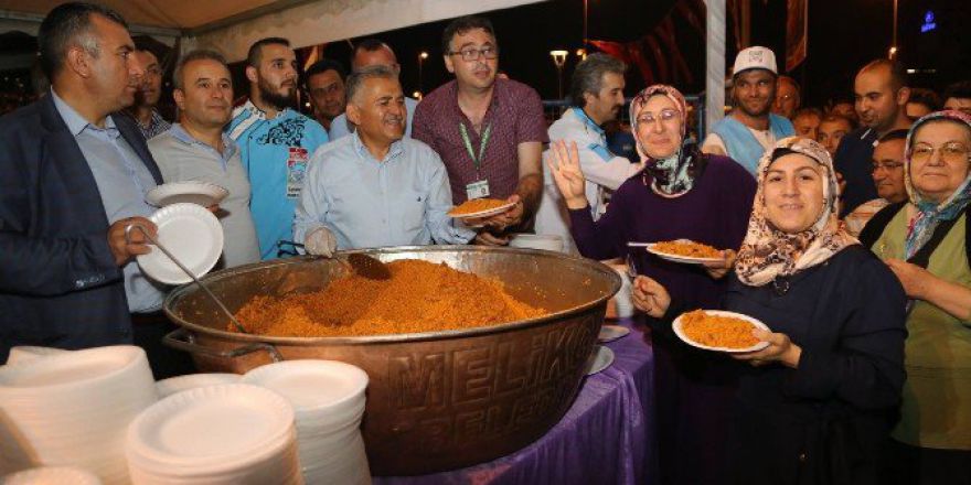 Melikgazi Belediyesi’nden Etli Pilav İkramı