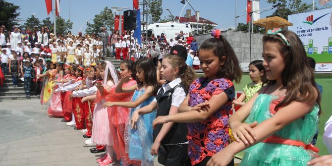 Atık Poşetlerden Yapılan Kıyafet Defilesi Büyüledi