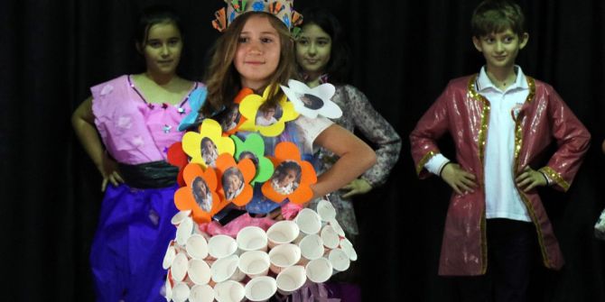 Atık Malzemelerden Kıyafet Tasarladılar