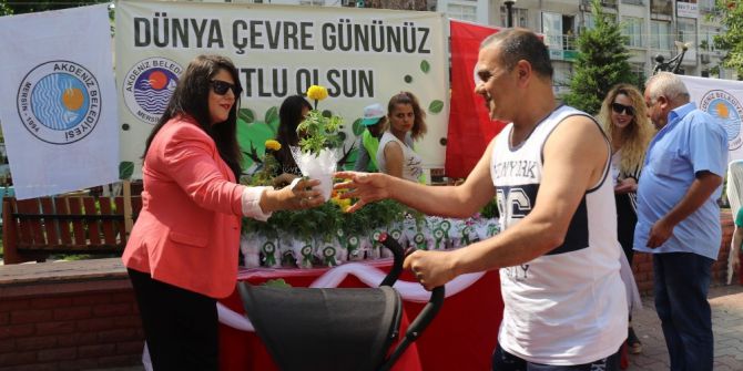Akdeniz Belediyesi Çiçek Fidesi Dağıttı