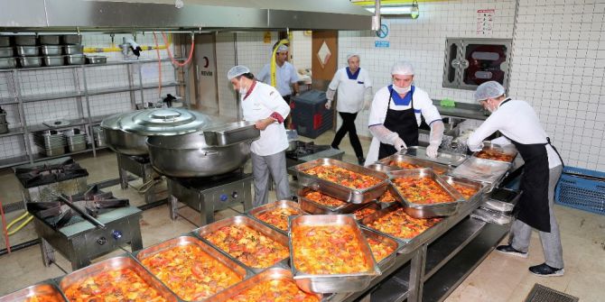 3 Bin 500 Kişilik İftar Sofraları Özenle Hazırlanıyor