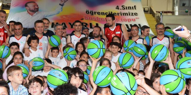 İzmit Belediyesi’nden 10 Bin Öğrenciye Basket Topu