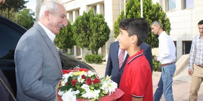 Miroğlu, Teog Birincilerine Kitap Hediye Etti