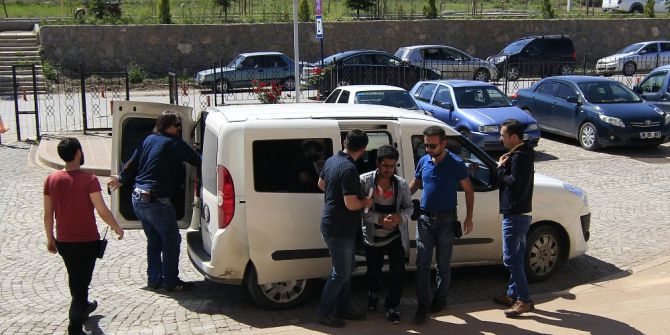 İranlı Genç, Ev Arkadaşını Bıçakla Ağır Yaraladı