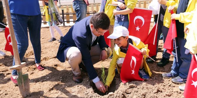 Başkan Subaşıoğlu Öğrencilerle Hobi Bahçelerine Fidan Dikti