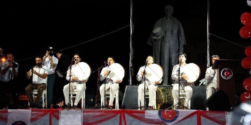 Demokrasi Nöbetinde Vatandaşlar İlahilerle Duygulandı