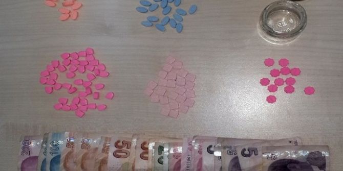 İzmir’de Uyuşturucu Satıcılarına 3 Tutuklama