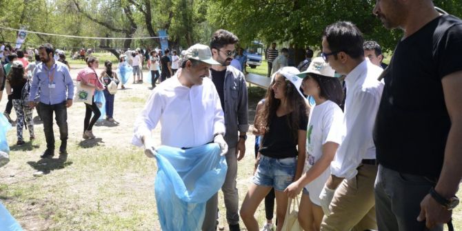 Vali Kaymak, Çevre Günü’nde Öğrencilerle Çöp Topladı