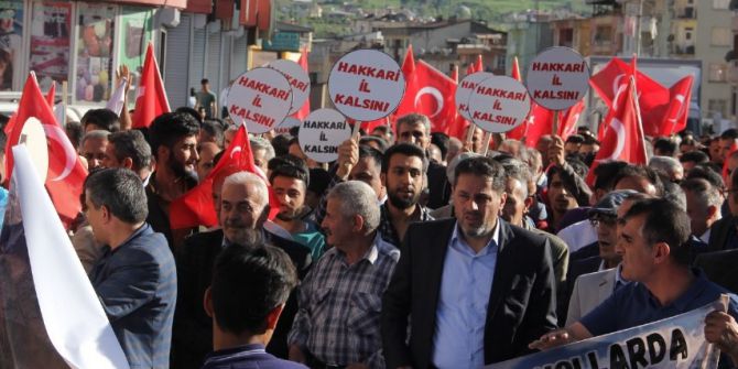 Hakkarililer Ellerinde Türk Bayrakları İl Kalmak İçin Yürüdü