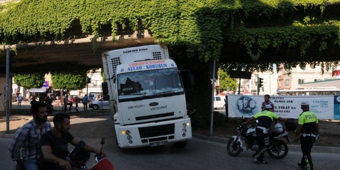 Adana’da Kamyon Metro Köprüsüne Sıkıştı