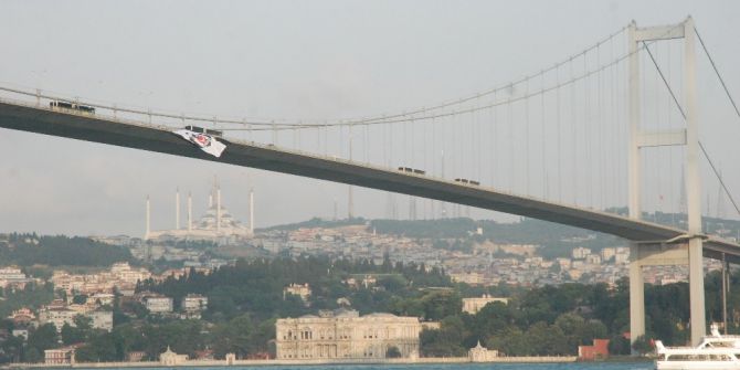 Beşiktaş’ın Bayrağı Köprüye Asıldı