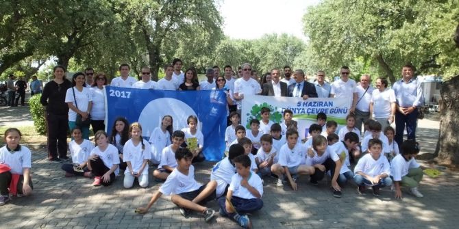 Burhaniye’de Çevre Gününde Öğrenciler Plaj Temizledi