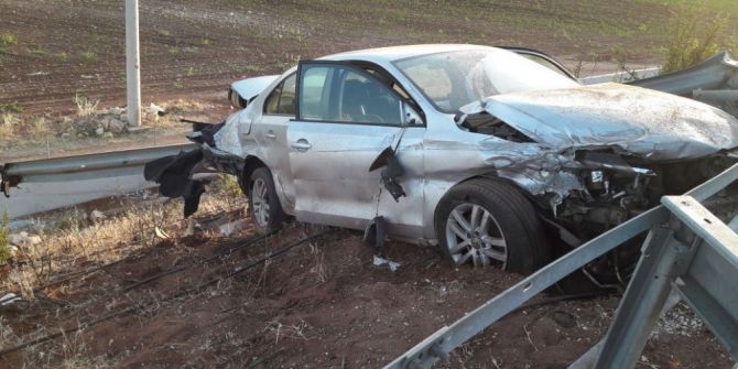 Bariyerlere Çarpan Otomobilin Sürücüsü Hayatını Kaybetti