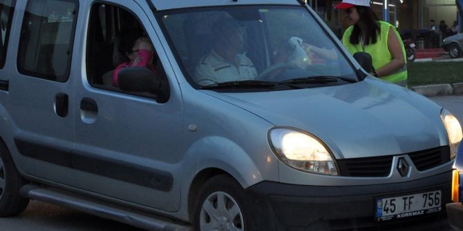 Kırmızı Işıkta Sürücülere İftarlık Dağıttılar