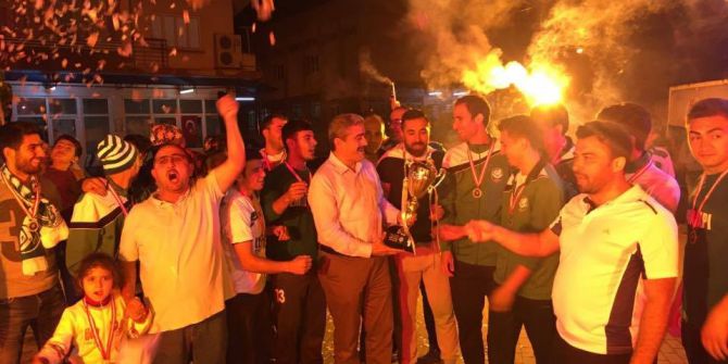 1. Amatör Kümeye Yükselen Arslanlıspor Kupayı Kaldırdı