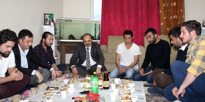 Rektör, Öğrencilerin Hazırladığı Yer Sofrasında İftar Yaptı
