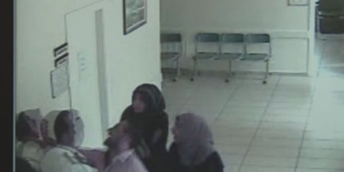 Bayan Doktora Makasla Saldırıp, Yerde Sürüklediler..o Anlar Kameraya Yansıdı