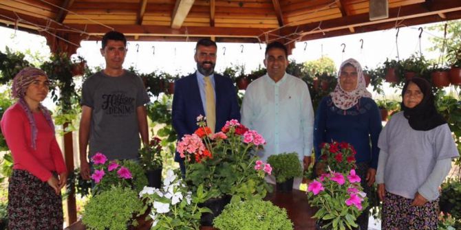 Payas’ta Balkon Yarışması İçin Çiçekler Teslim Ediliyor