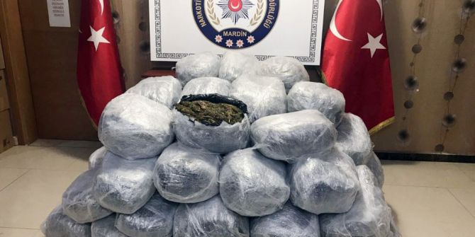 Mardin’de Polisin ‘Dur’ İhtarına Uymayarak Kaçan Minibüsten 320 Kilogram Uyuşturucu Madde Çıktı