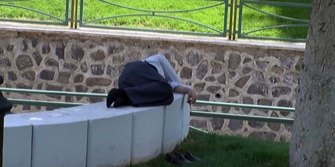 Oruç Tutan Vatandaşlar Ağaç Gölgesinde Uyuyarak Vakit Geçiriyor