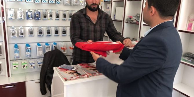 Ak Partili Gençlerden Vatandaşa Anlamlı Hediye