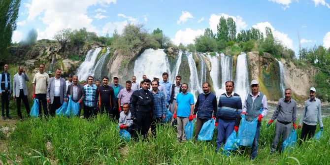 Van Muradiye Şelalesi Çöplerden Temizlendi