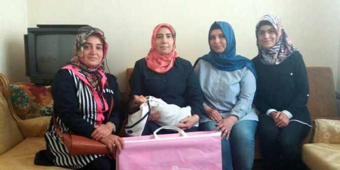 Yeni Doğan Bebeklerin Ailelerine Hediye